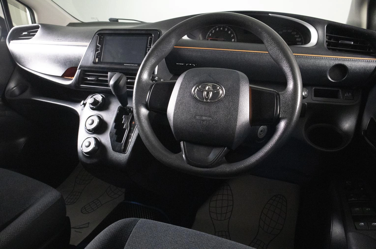 Toyota Sienta 11 из 19