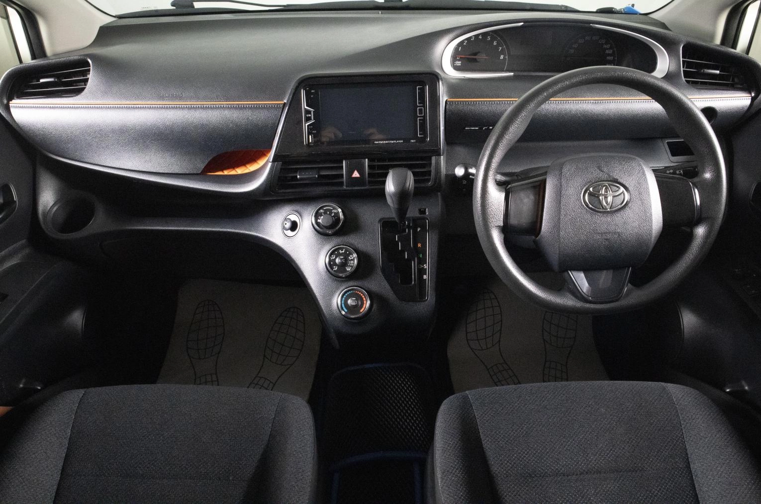 Toyota Sienta 12 из 19