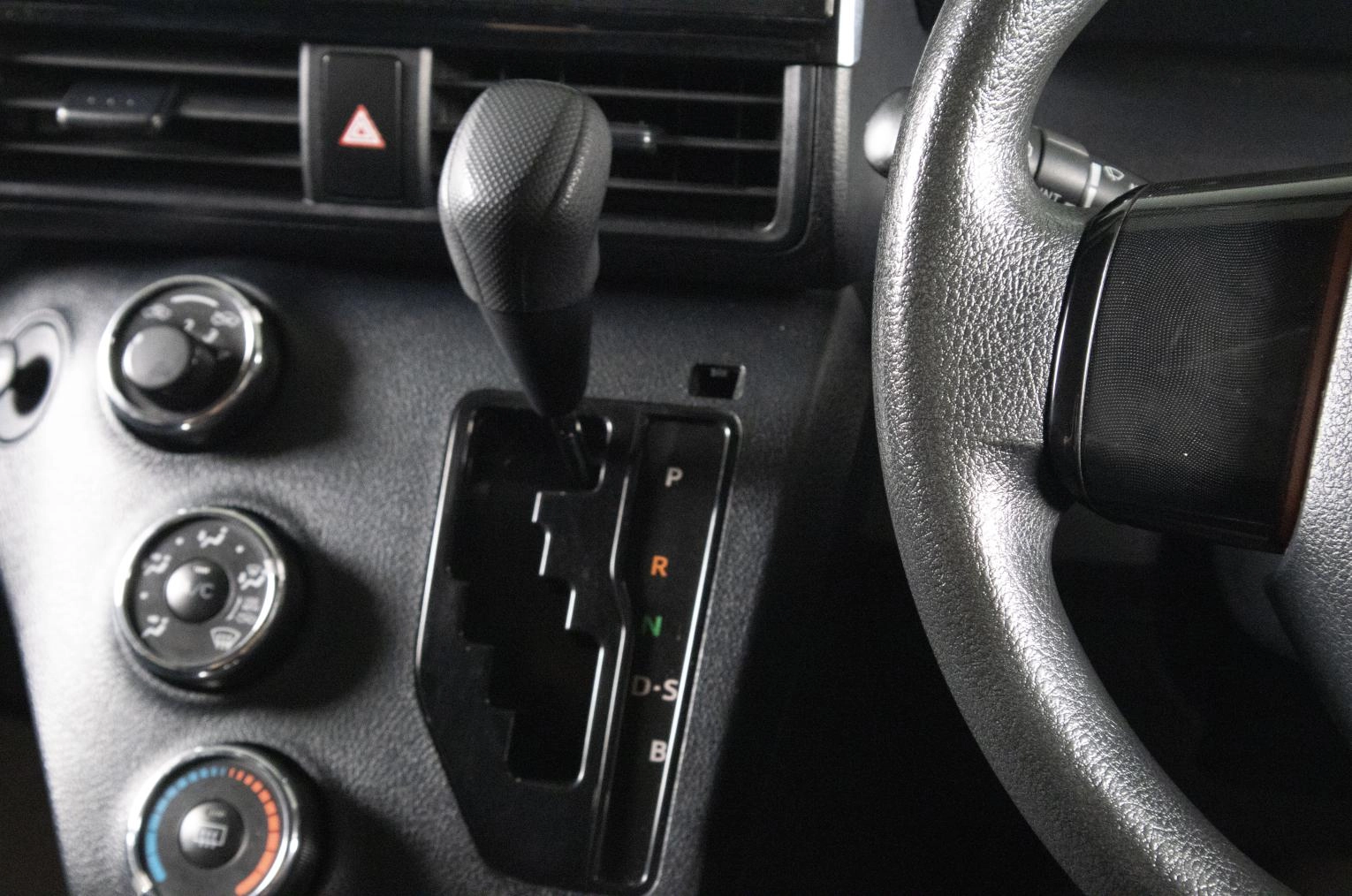 Toyota Sienta 14 из 19