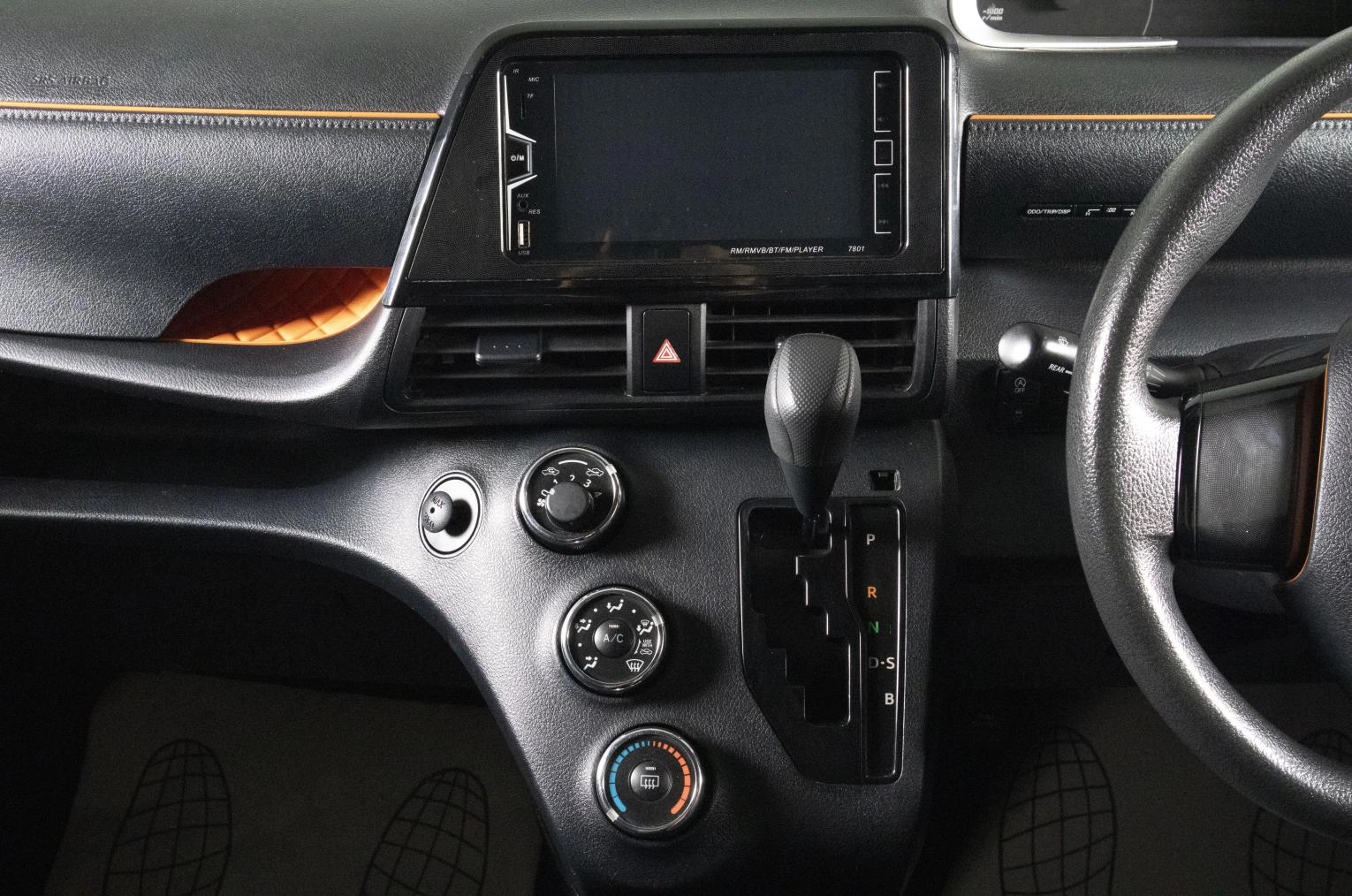 Toyota Sienta 13 из 19