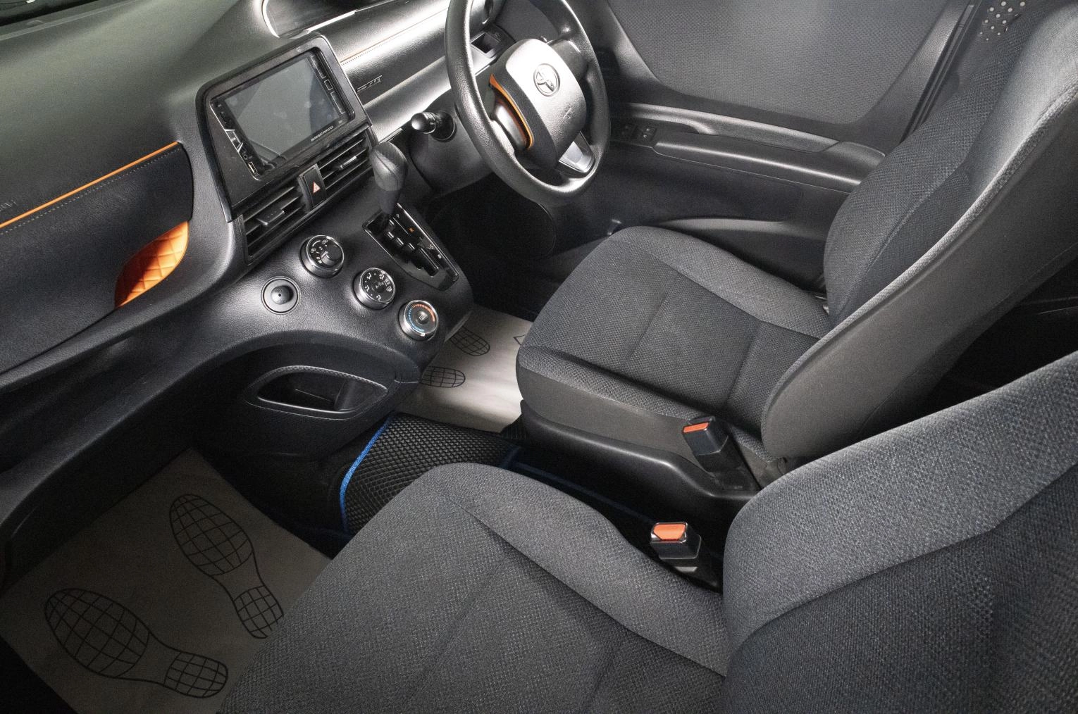 Toyota Sienta 9 из 19
