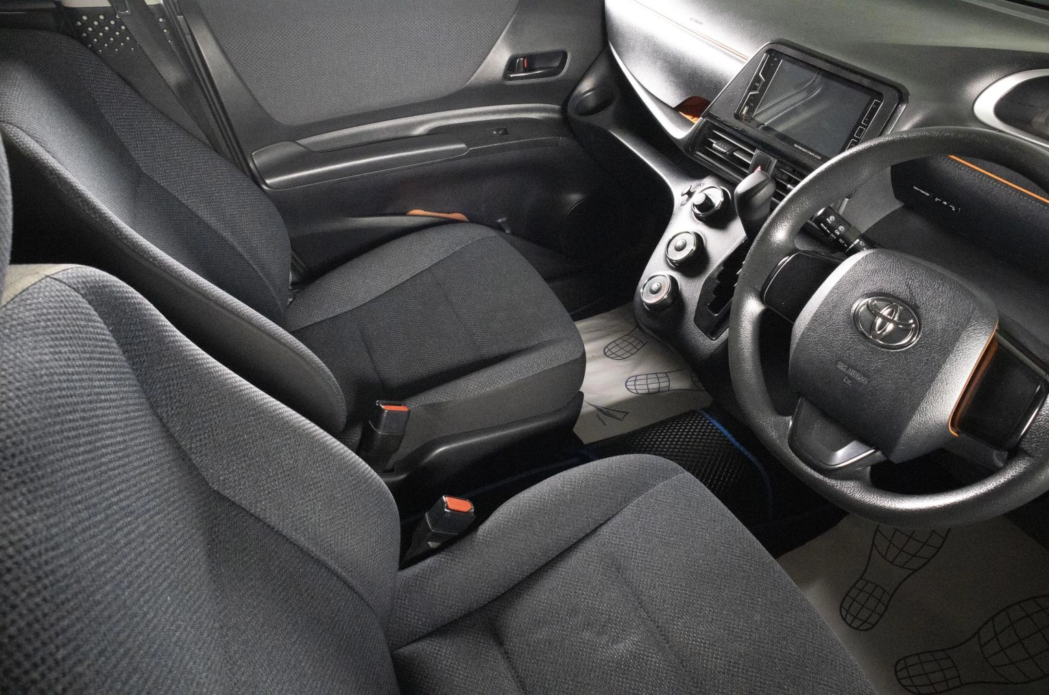 Toyota Sienta 8 из 19