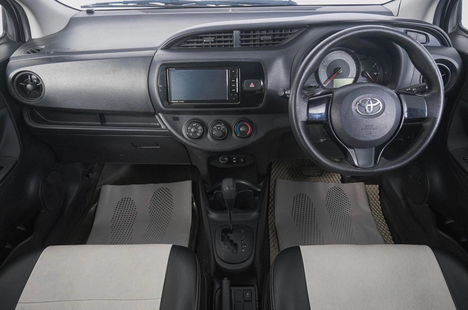Toyota Vitz 13 из 23