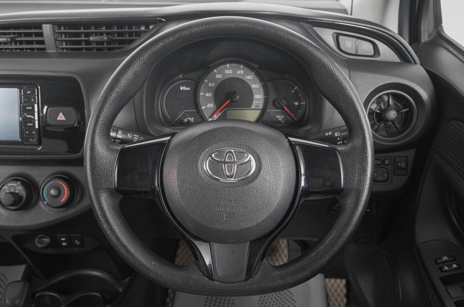 Toyota Vitz 15 из 23