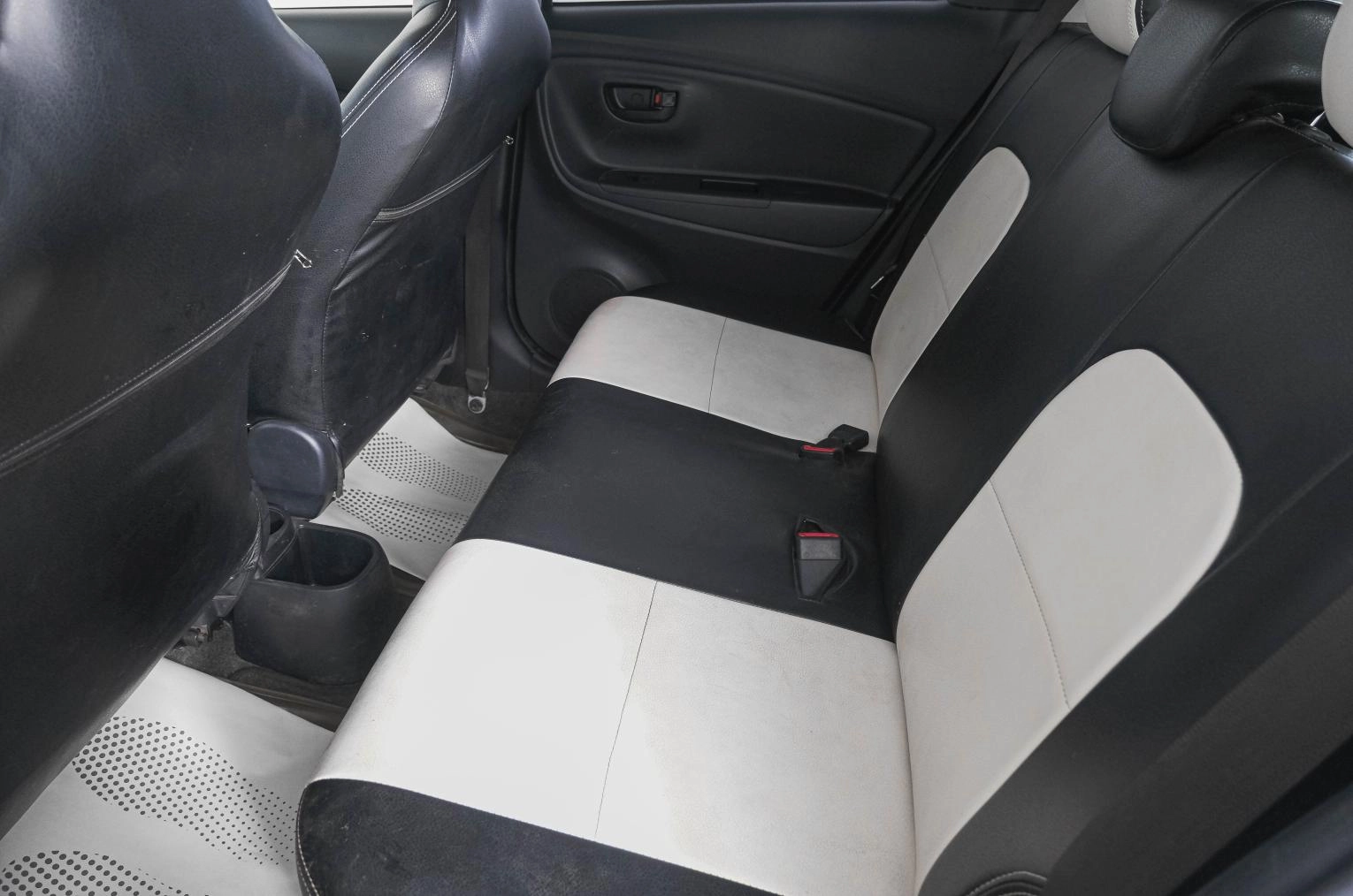 Toyota Vitz 9 из 23