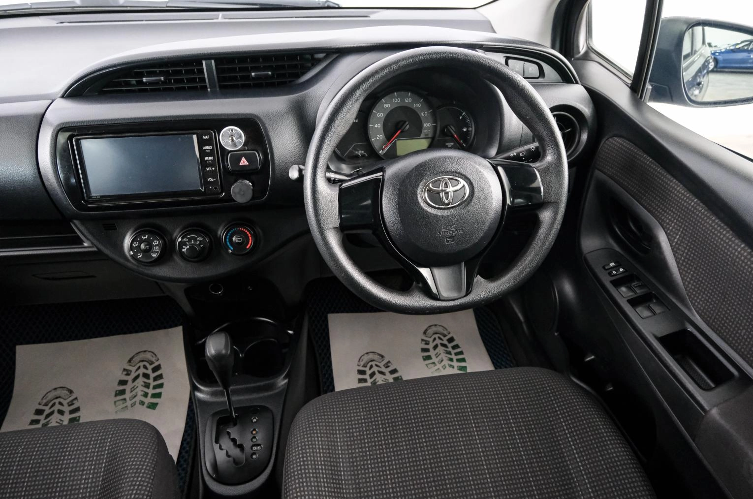 Toyota Vitz 9 из 25