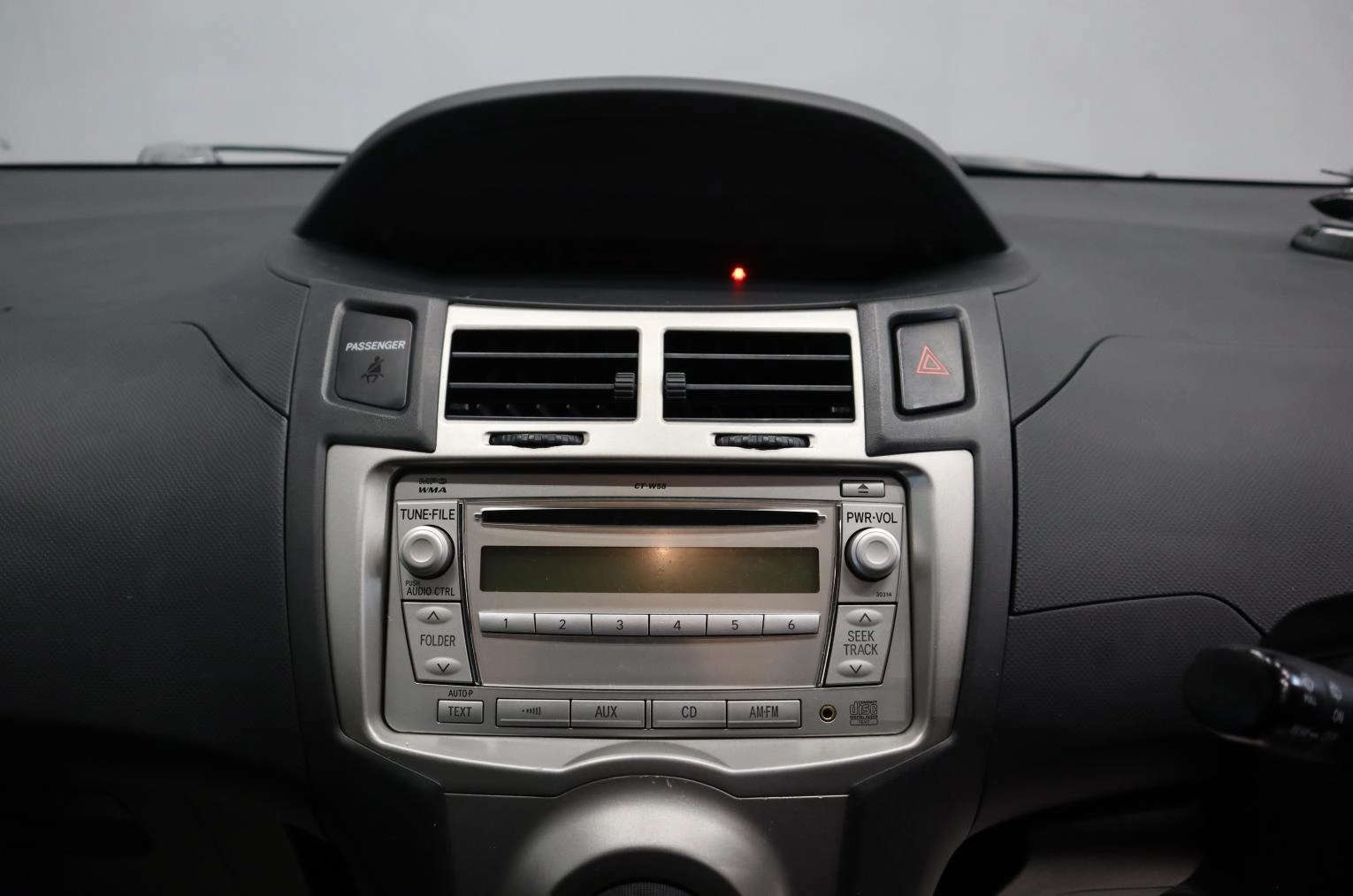 Toyota Vitz 9 из 16