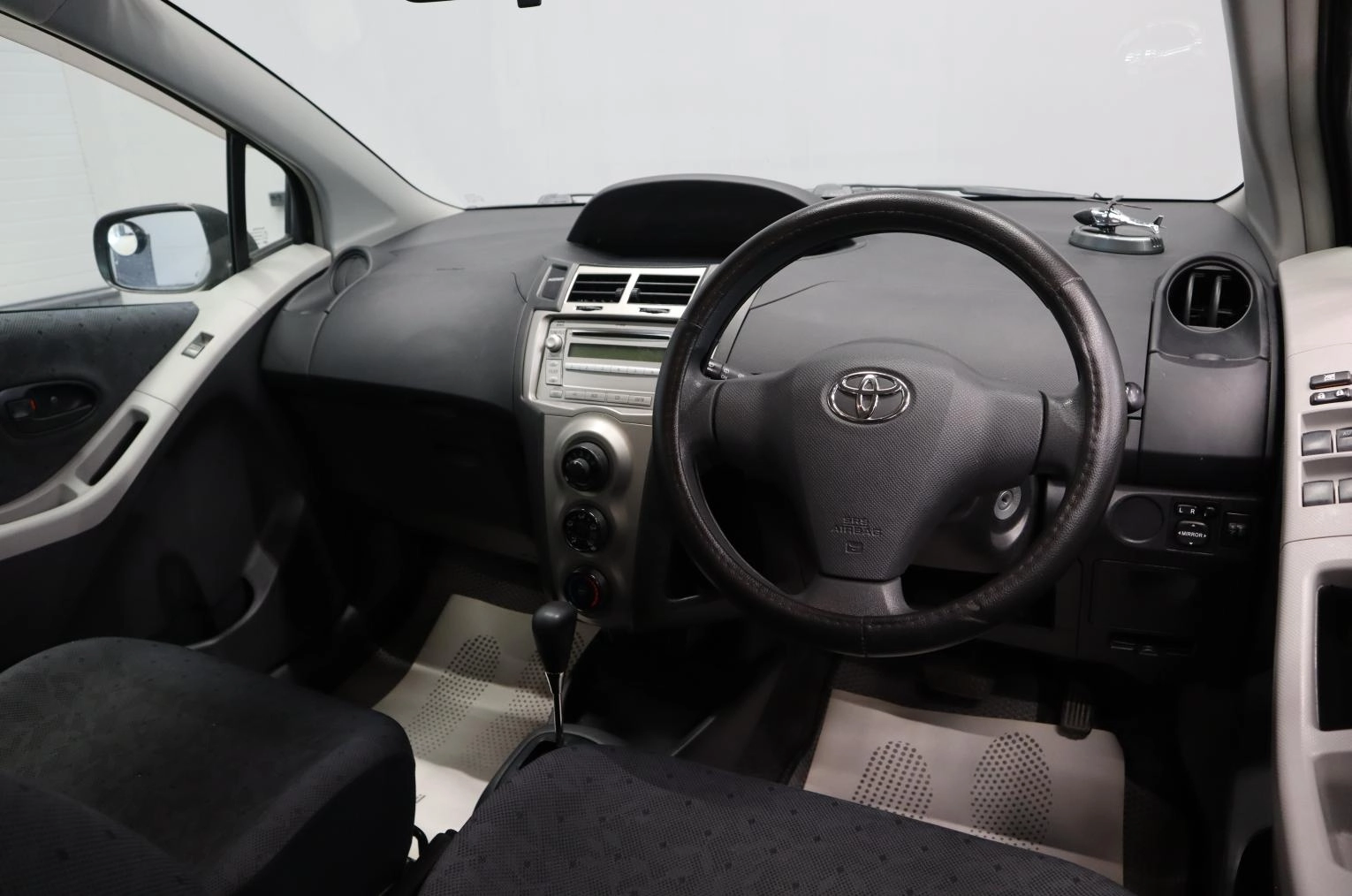 Toyota Vitz 13 из 16
