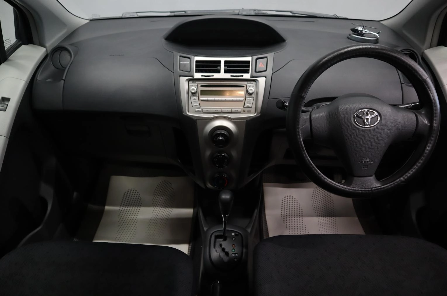Toyota Vitz 11 из 16