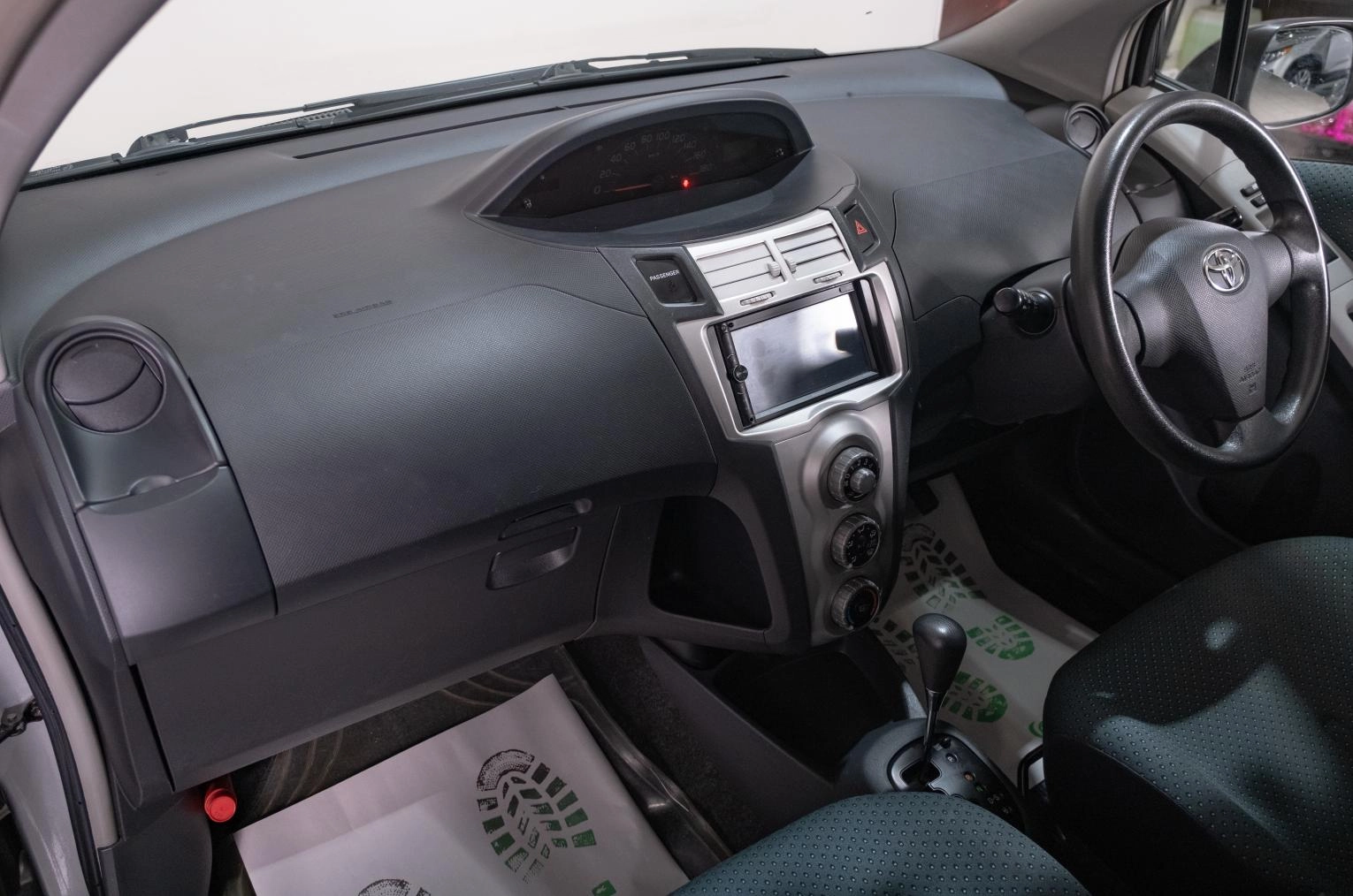 Toyota Vitz 16 из 19