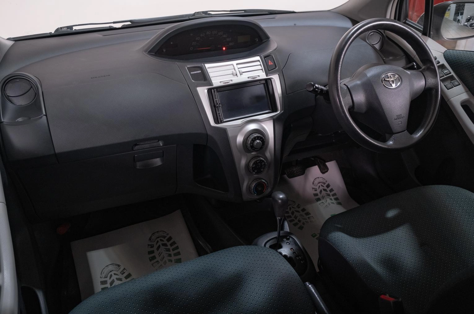 Toyota Vitz 15 из 19