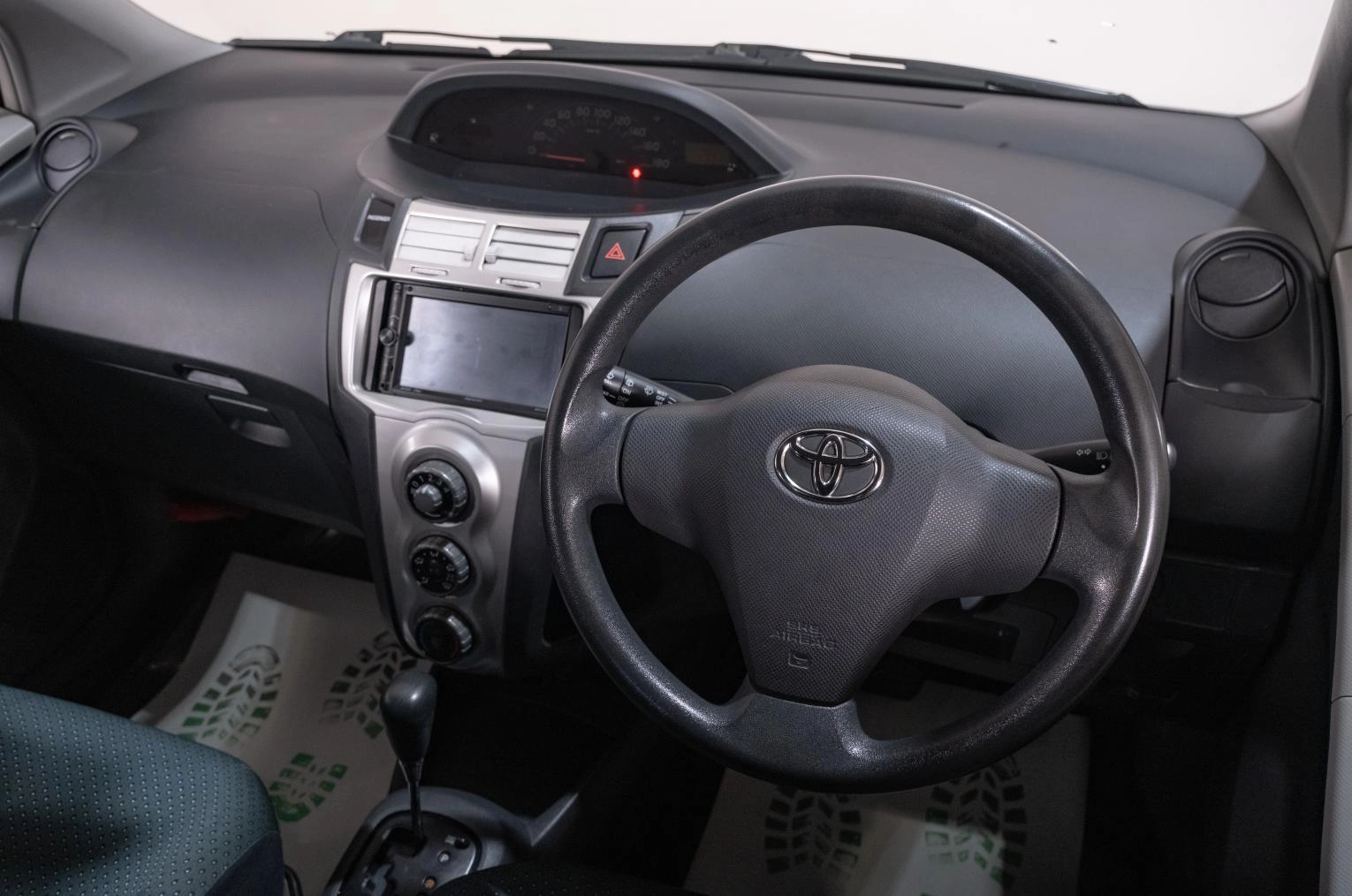 Toyota Vitz 8 из 19