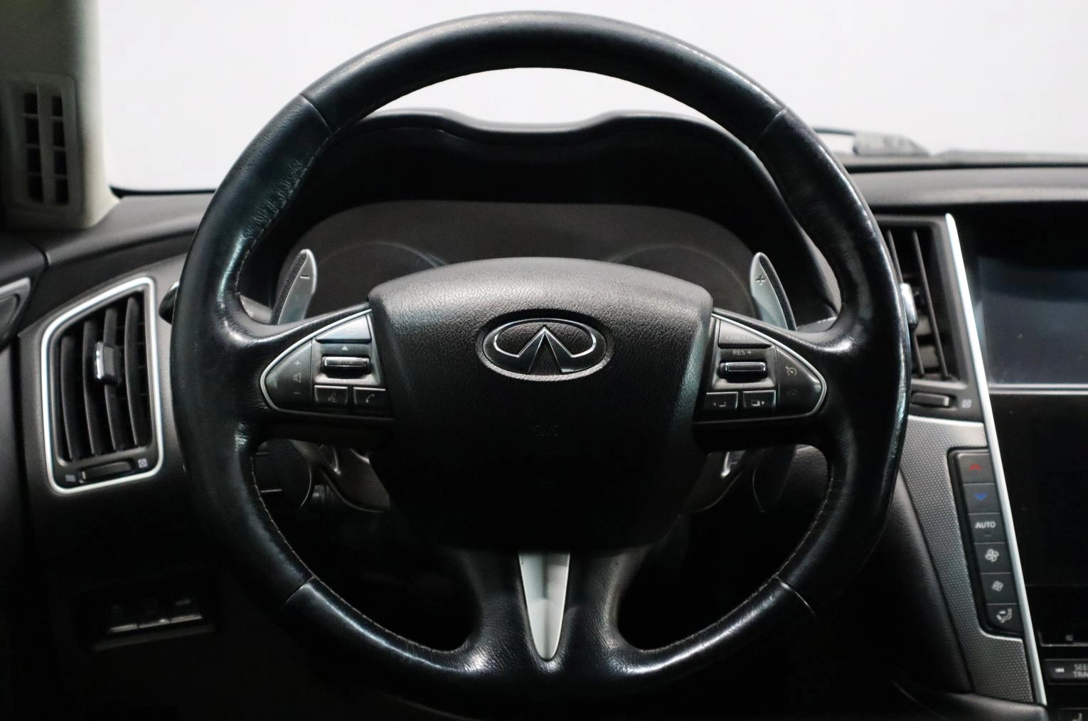 Infiniti Q50 11 из 20