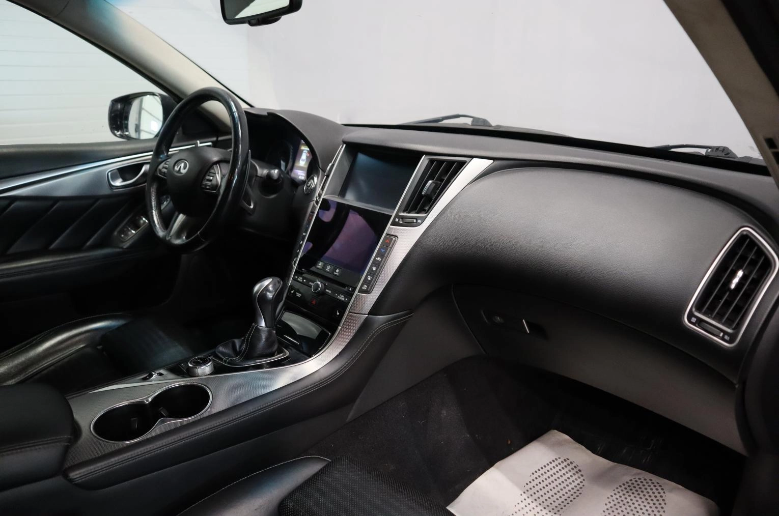 Infiniti Q50 18 из 20