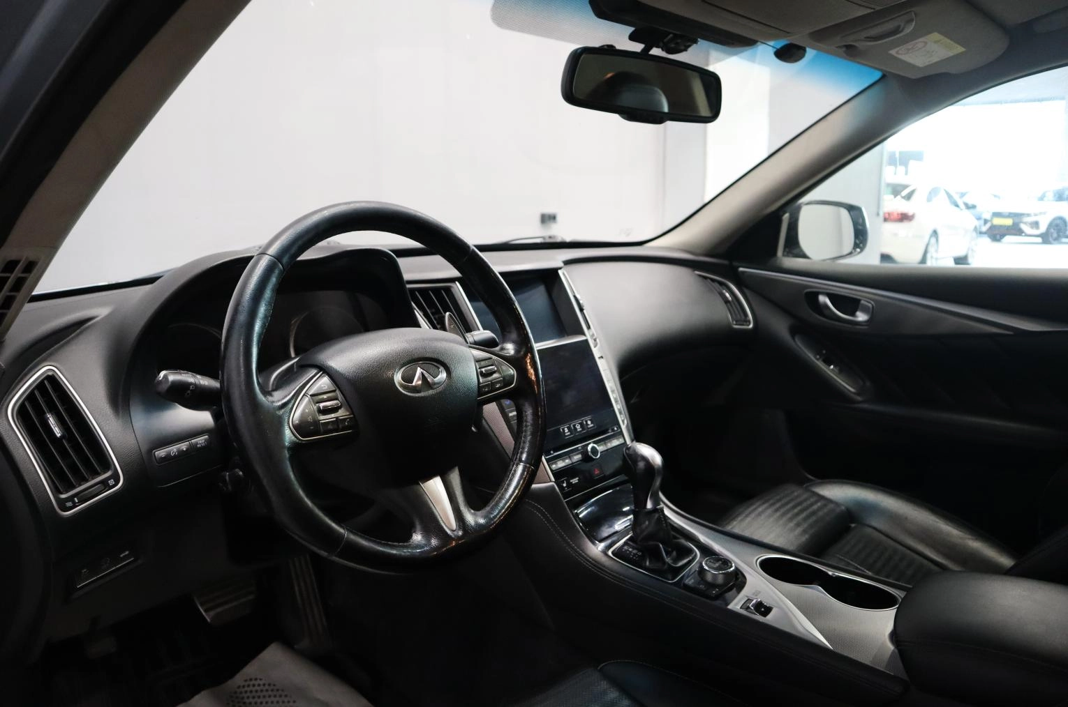 Infiniti Q50 15 из 20