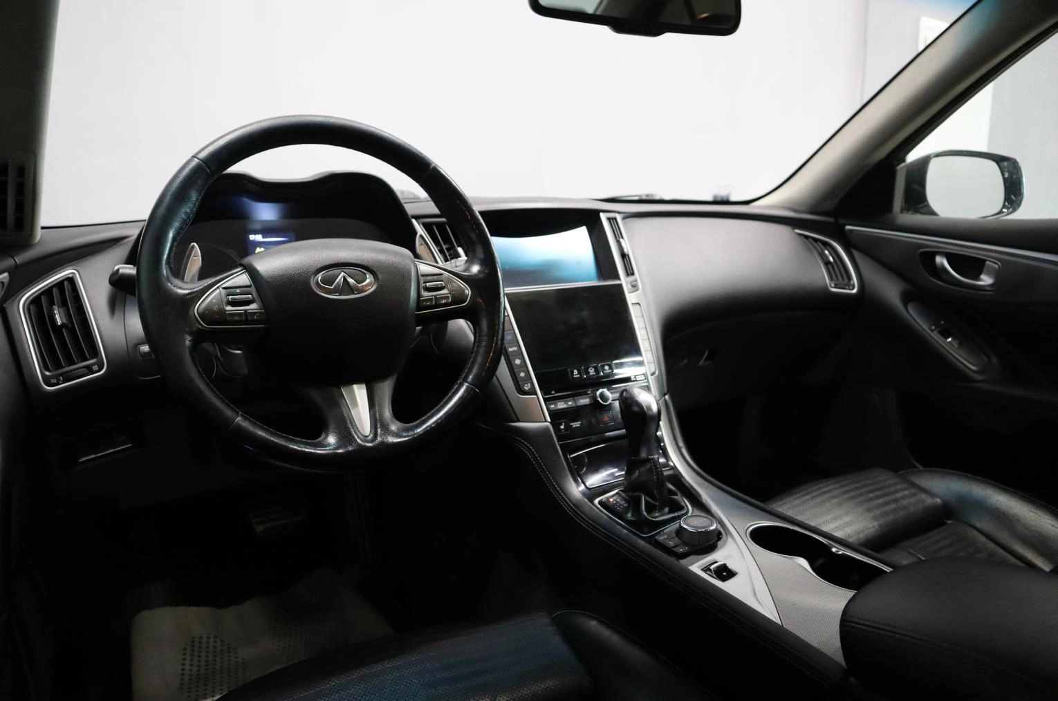 Infiniti Q50 16 из 20