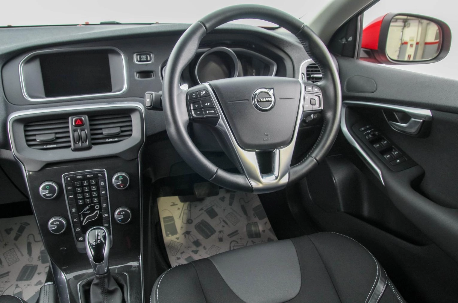 Volvo V40 18 из 27