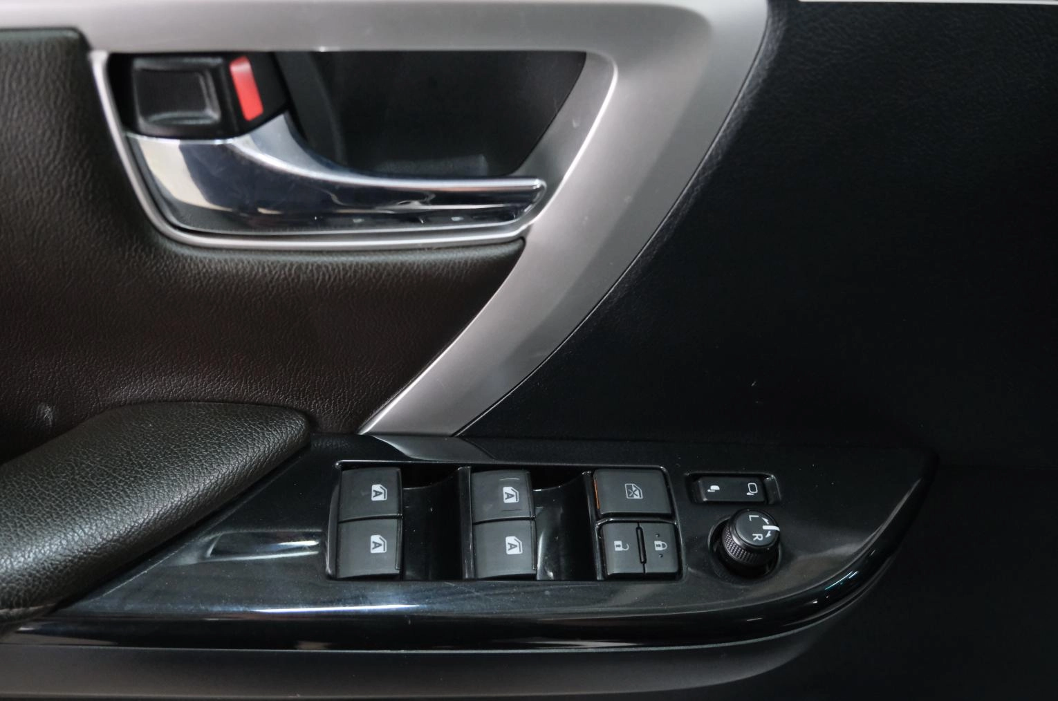 Toyota Fortuner 8 из 24