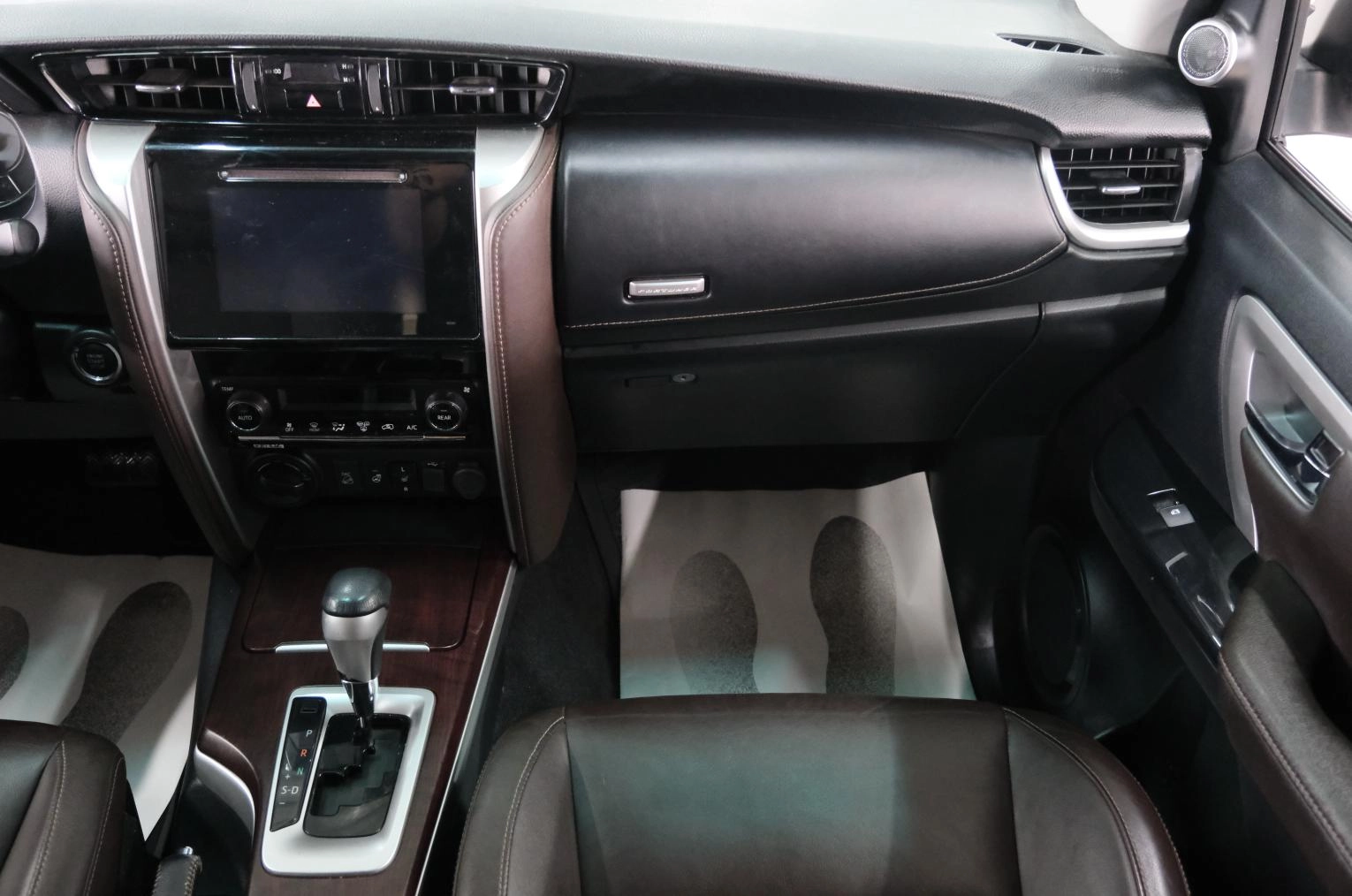 Toyota Fortuner 19 из 24