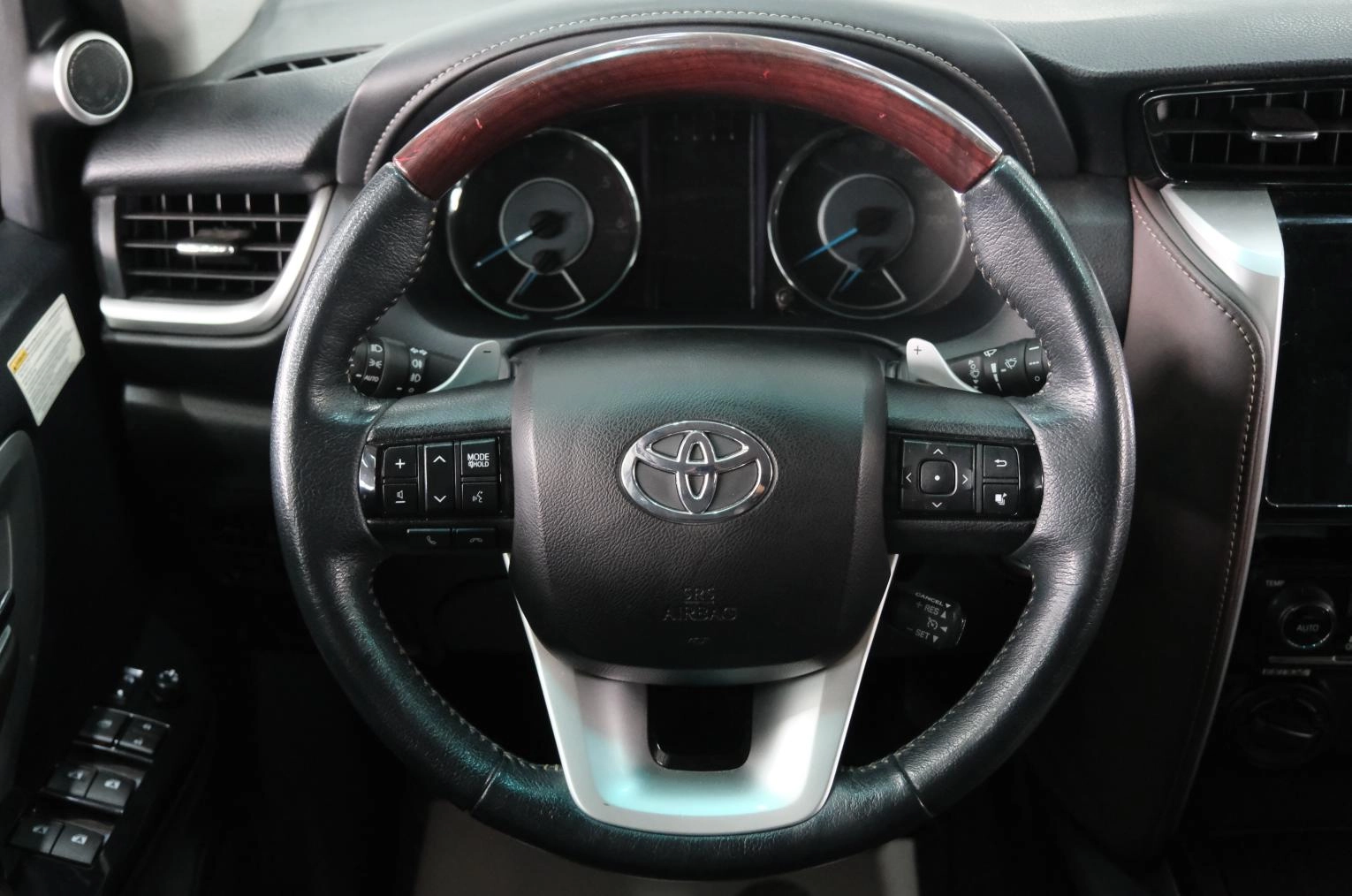 Toyota Fortuner 13 из 24