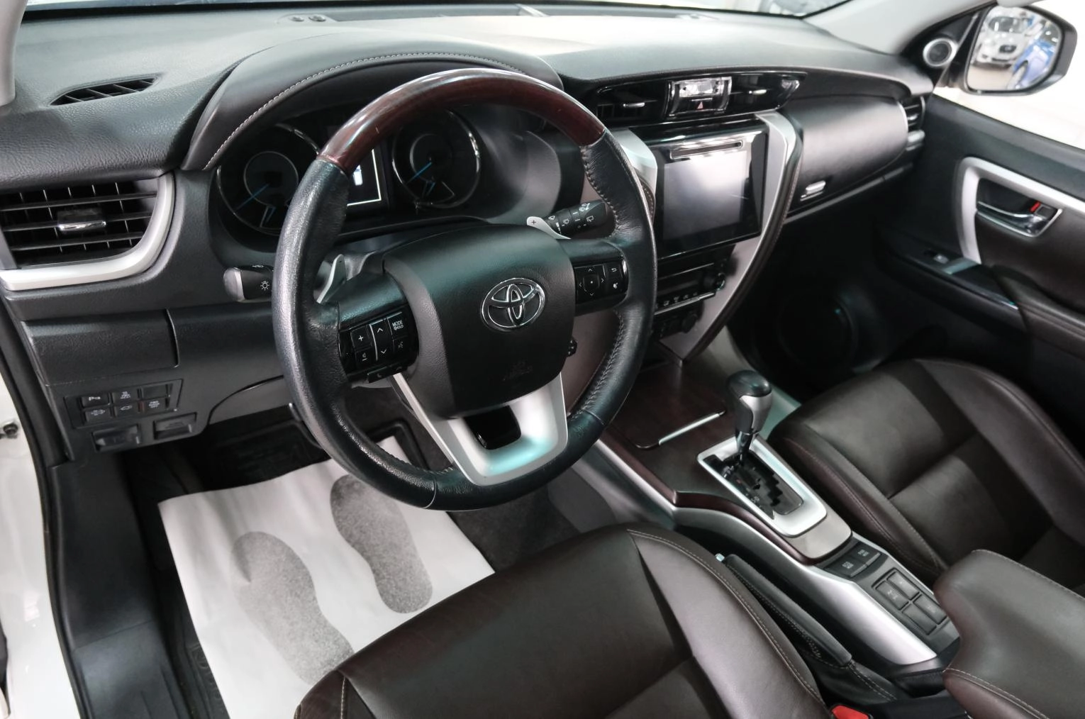 Toyota Fortuner 11 из 24