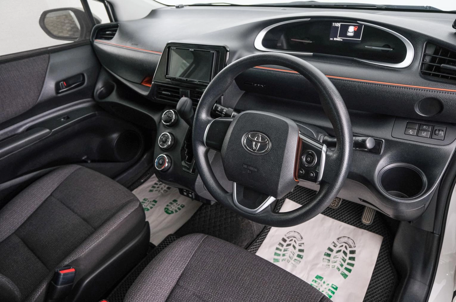 Toyota Sienta 8 из 22