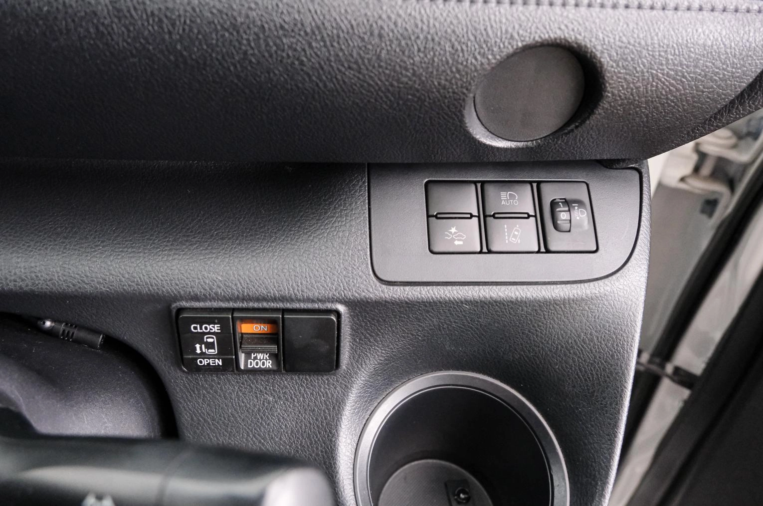 Toyota Sienta 18 из 22