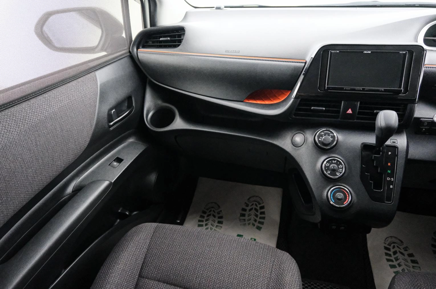 Toyota Sienta 11 из 22