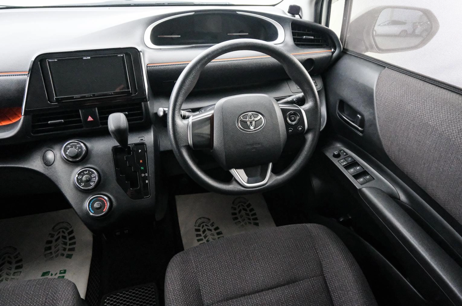 Toyota Sienta 9 из 22