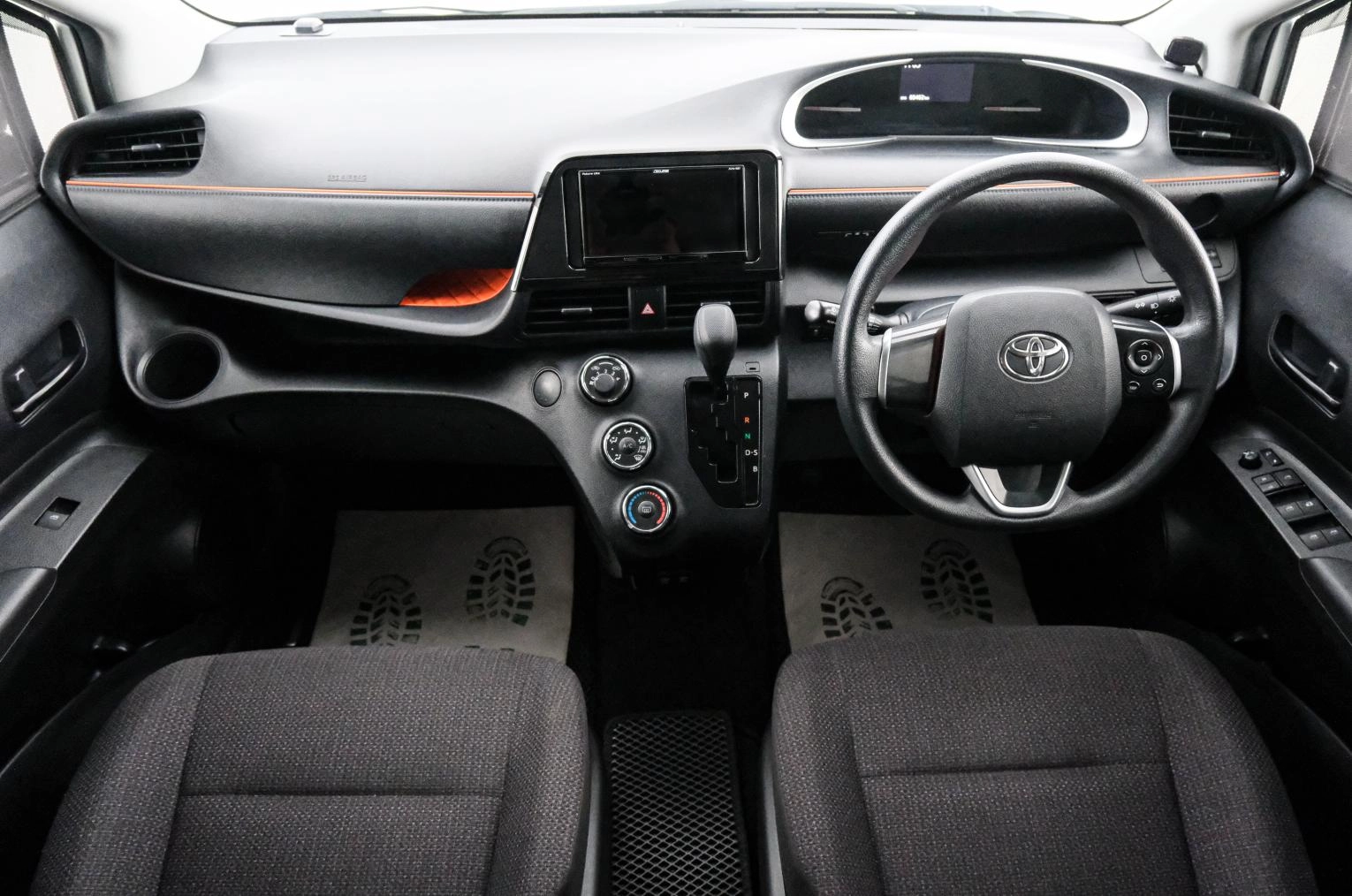 Toyota Sienta 10 из 22