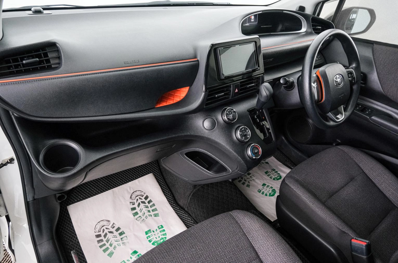 Toyota Sienta 12 из 22