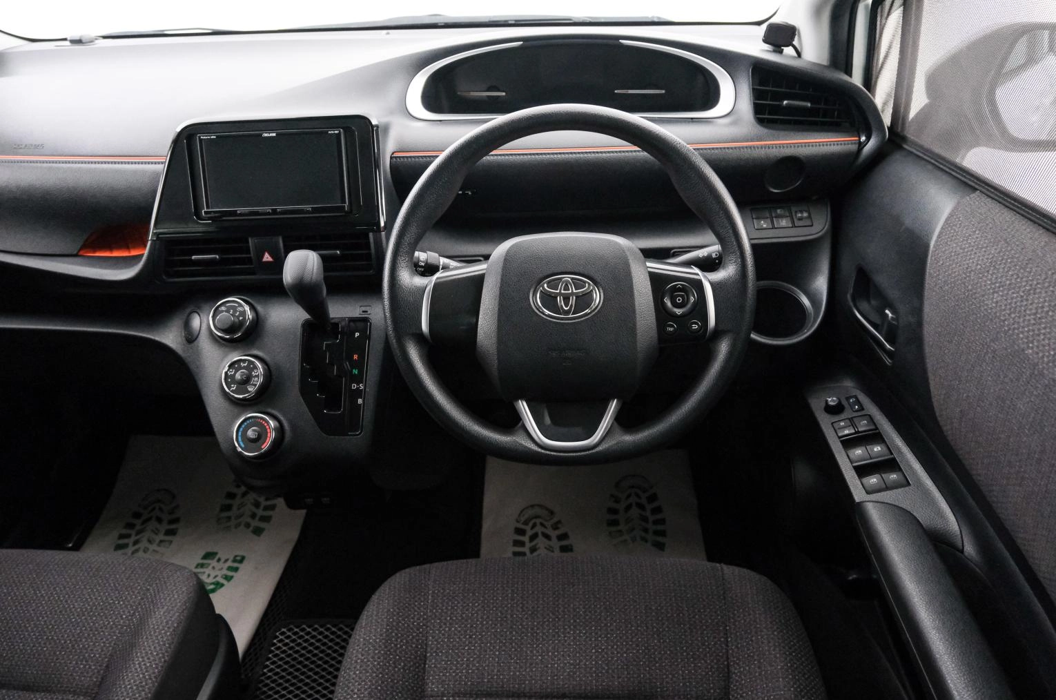 Toyota Sienta 14 из 22