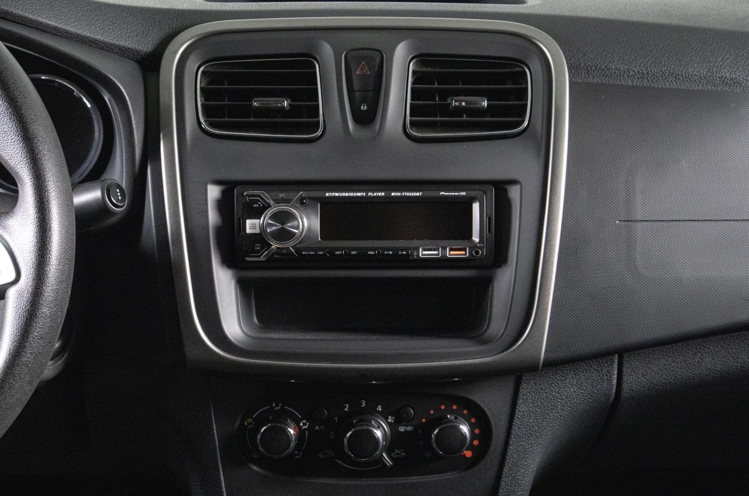 Renault Logan 13 из 17