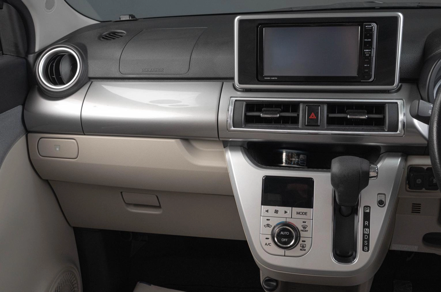 Daihatsu Cast 15 из 19