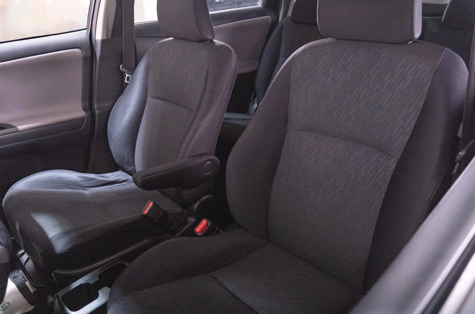 Toyota Wish 16 из 19