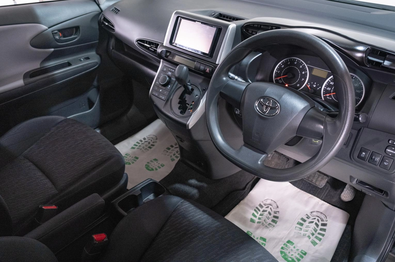 Toyota Wish 7 из 19