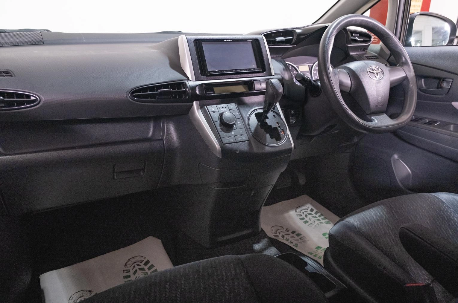 Toyota Wish 13 из 19