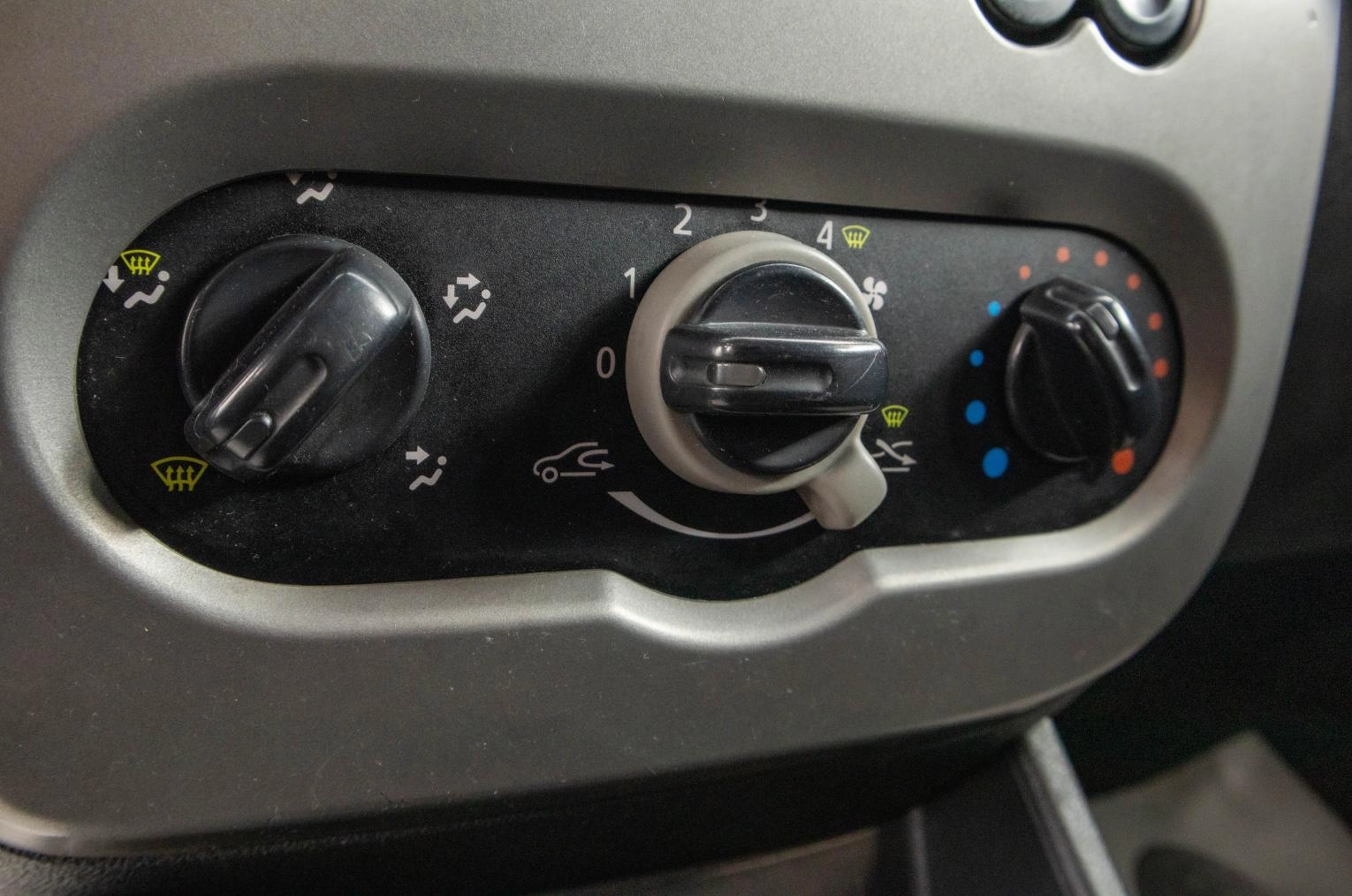 Renault Logan 16 из 22